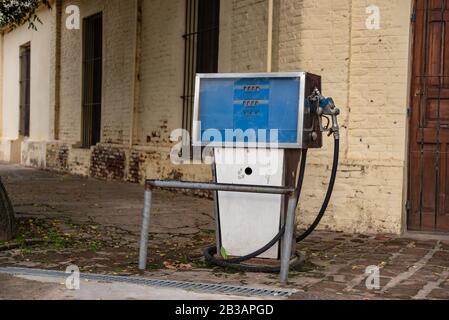 Vecchia stazione del gas sporco, arrugginita, vecchio e abbandonato distributore di gas. La fine dell'energia fossile Foto Stock