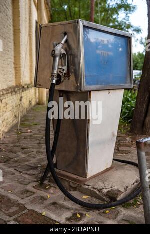 Vecchia stazione del gas sporco, arrugginita, vecchio e abbandonato distributore di gas. La fine dell'energia fossile Foto Stock