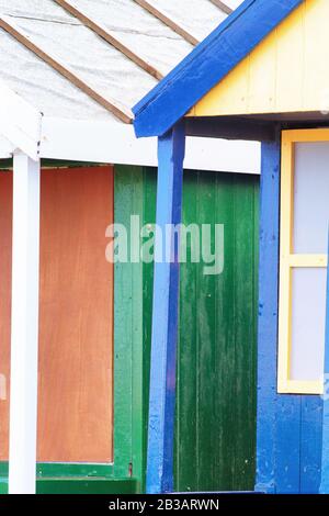 Vista astratta delle capanne sulla spiaggia. Sutton on Beach capanna giustapposizione di colori e struttura di capanne. Colori diversi in tonalità e luminosità vivide. Foto Stock