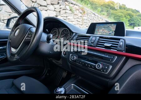 Cluj-Napoca, Cluj,Romania-07.28.2019-interni Sportivi con accenti rossi di una BMW Serie 3, M Performance, berlina, molto mantenuto, anno di produzione 2012 Foto Stock