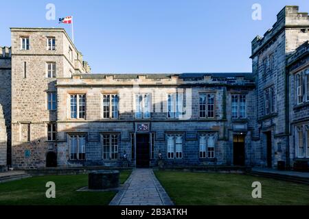 King's College, Edifici dell'Università di Aberdeen, Old Aberdeen, Aberdeen, Scozia con bandiera scozzese e cielo blu Foto Stock