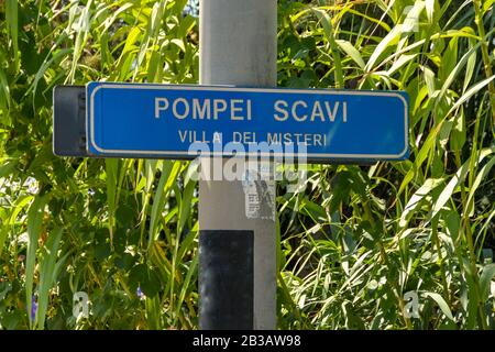 Pompei, NEI PRESSI DI NAPOLI, ITALIA - AGOSTO 2019: Firma su una delle piattaforme della stazione di Pompei Scavi Foto Stock