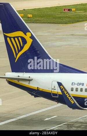 AEROPORTO GATWICK di Londra - APRILE 2019: Coda fin di un Boeing 737 jet gestito da una compagnia aerea di bilancio Ryanair all'aeroporto Gatwick di Londra. Foto Stock