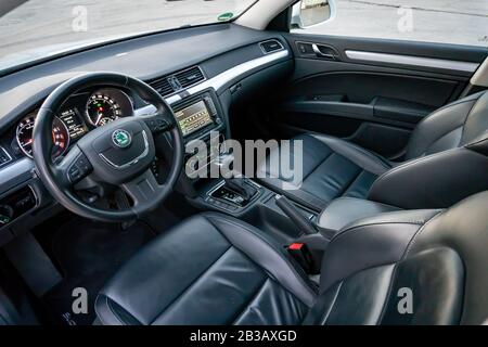 Sedili in pelle con funzione di riscaldamento e memoria di posizione, montati in un meraviglioso pacchetto Skoda Superb, Outdoor / Scout Foto Stock
