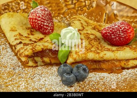 Primo piano di frittelle blackberry e fragole Foto Stock