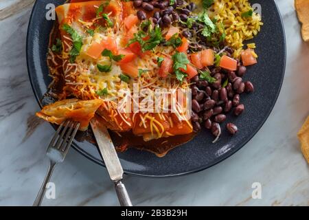 Autentico chimichanga messicano burrito con riso panna acida e fagioli neri Foto Stock