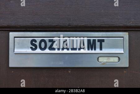 Briefkasten, Sozialamt, Rathaus, Hanna-Renate-Laurien-Platz, Leonorenstrasse, Lankwitz, Steglitz-Zehlendorf, Berlino, Deutschland Foto Stock