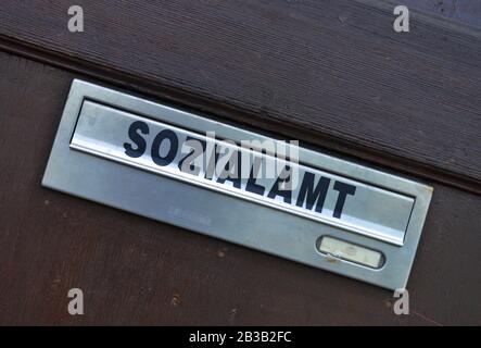 Briefkasten, Sozialamt, Rathaus, Hanna-Renate-Laurien-Platz, Leonorenstrasse, Lankwitz, Steglitz-Zehlendorf, Berlino, Deutschland Foto Stock