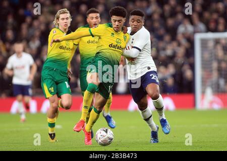 Londra, Regno Unito. 04th Mar, 2020. Steven Bergwijn di Tottenham Hotspur (2R) combatte per la palla con Jamal Lewis di Norwich City (1R). The Emirates fa Cup, 5th round match, Tottenham Hotspur v Norwich City al Tottenham Hotspur Stadium di Londra mercoledì 4th marzo 2020. Questa immagine può essere utilizzata solo per scopi editoriali. Solo uso editoriale, licenza richiesta per uso commerciale. Nessun utilizzo nelle scommesse, nei giochi o nelle singole pubblicazioni club/campionato/giocatore. PIC by Steffan Bowen/ Credit: Andrew Orchard sports photography/Alamy Live News Foto Stock