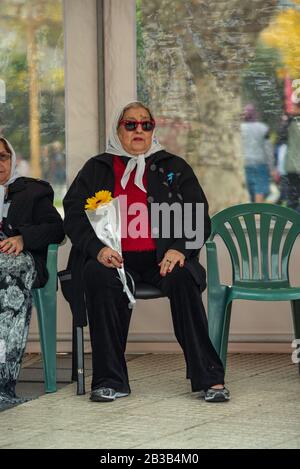 Hebe de Bonafini seduto su una sedia verde in una mobilizzazione Mothers in Plaza de Mayo Foto Stock