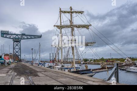 Il James Watt lato dock Marina in Greenock con evidenza di la vecchia e la nuova tecnologia con gru dal passato giorni di costruzione navale della marina comp Foto Stock