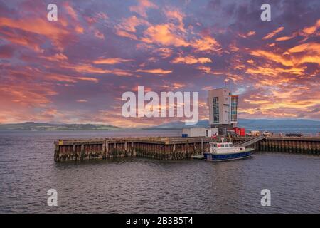 La Greenock Esplanade si affaccia sulla Clyde Pilots Station che serve la River Clyde Marine Area fornendo servizi di scorta pilota. Alla fine del tramonto Foto Stock