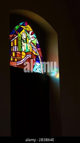 Finestra di vetro colorato nella chiesa Foto Stock