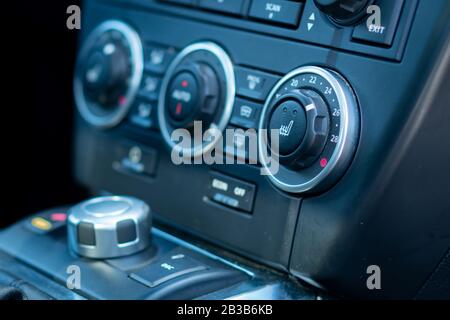 Nel controllo dell'aria condizionata in plancia - livello di temperatura, design a due climatizzatori, oggetti cromati e interruttore 4x4 Foto Stock