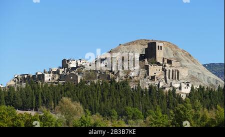 Piccolo villaggio disabitato in rovine su un monte Yesa in Navarra Foto Stock