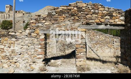 Rovine di un villaggio disabitato di Yesa in Navarra Foto Stock