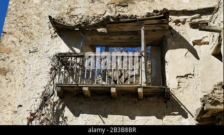 Balcone in un villaggio disabitato nelle rovine di Yesa in Navarra Foto Stock