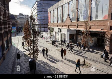 Shoppers su Elliot Street, Liverpool, tra St Johns e i centri commerciali Clayton Square Foto Stock