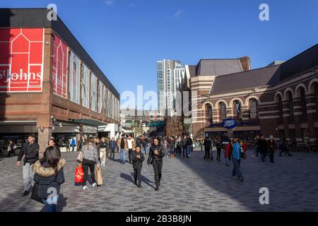 Persone che visitano Clayton Square e i centri commerciali St Johns, Elliot Street, Liverpool Foto Stock