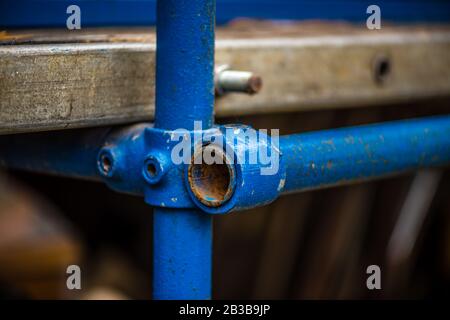 giunzione tubo impalcatura arrugginita in blu Foto Stock