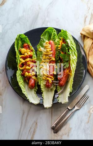 Dieta senza glutine non-bun hot dog lattuga avvolge Foto Stock