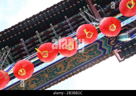 Colorata porta Chinatown su Wardour Street, nel West End di Londra, Regno Unito Foto Stock