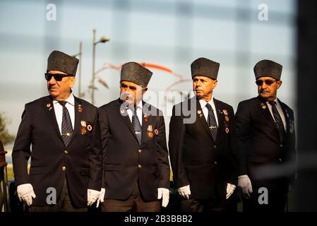 Izmir, Turchia - 29 ottobre 2019: Quattro veterani che guardano la loro destra in una cornice alle celebrazioni del giorno della Repubblica di Turchia e di Izmir. Tutti ar Foto Stock