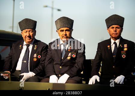 Izmir, Turchia - 29 ottobre 2019: Tre veterani che guardano la macchina fotografica alle celebrazioni del giorno della Repubblica di Turchia e di Izmir. Tutti sono Cipro Foto Stock