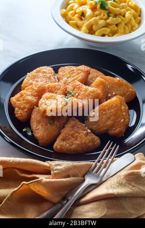 Maccheroni pastellati e fritti e antipasti a spicchi di formaggio Foto Stock