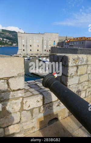 Un vecchio cannone sulle mura medievali della città, Dubrovnik, Croazia Foto Stock