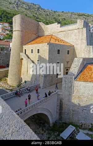 Il ponte a cancello Ploce e fortezza Revelin sulle mura della città vecchia, Dubrovnik, Croazia Foto Stock