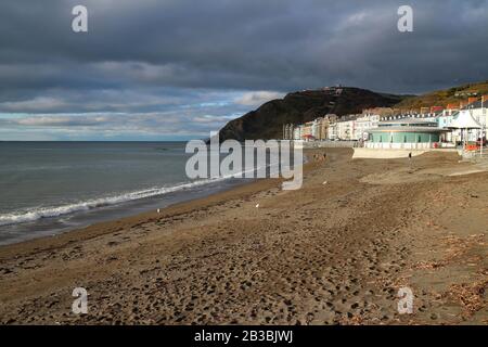 Un pomeriggio invernale a North Beach, Aberystwyth, Ceredigion, Galles, Regno Unito Foto Stock