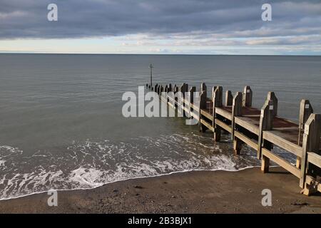 Un pomeriggio invernale a North Beach, Aberystwyth, Ceredigion, Galles, Regno Unito Foto Stock