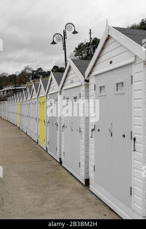 Colorsplash di una fila di cabine sulla spiaggia, a Lyme Regis nel Dorset. Foto Stock