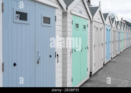 Colorsplash di una fila di cabine sulla spiaggia, a Lyme Regis nel Dorset. Foto Stock