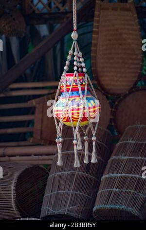 Vaso colorato che contiene vari tipi di cose come cibo, acqua e così via. Foto Stock