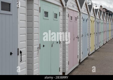 Linea di spiaggia capanne a Lyme Regis nel Dorset. Foto Stock