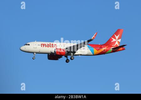 Un Airbus A320-251N appartenente a Air Malta atterra all'aeroporto di Londra Heathrow Foto Stock