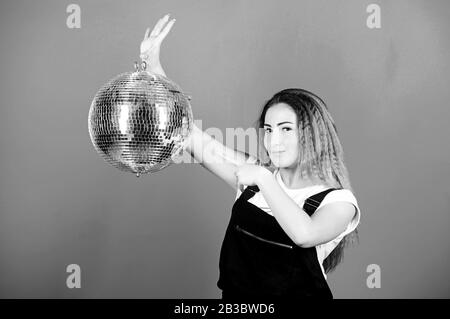 Invito alla festa. Ragazza di compleanno. Gli specchi riflettenti discoteca luci di atmosfera. Concorso di ballo. Scuola di ballo. Allegro woman dancing insegnante tenere palla da discoteca. Come circa la parte. Night club. Musica retrò. Foto Stock