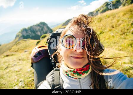 Thermos nella foresta, bere tè sulle colline verdi. Acqua che scende, piccolo fiume. Natura viaggio russia. Foto Stock