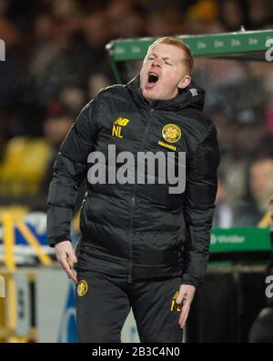 Il manager celtico Neil Lennon reagisce sulla linea di contatto durante la partita della Ladbrokes Scottish Premiership alla Tony Macaroni Arena di Livingston. Foto Stock