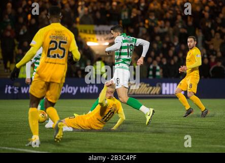 Tom Rogic di Celtic segna il secondo gol del gioco durante la partita di Ladbrokes Scottish Premiership alla Tony Macaroni Arena di Livingston. Foto Stock