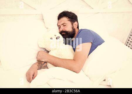 Trascorrere il weekend a letto. Confortevole a casa. Buona notte e dolci sogni. uomo barbuto orsacchiotto a letto. Il giocattolo di peluche concetto. presente per voi. buon compleanno. Amore e gentilezza. È il momento di andare a dormire. Foto Stock