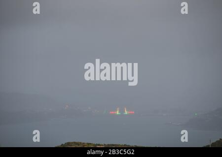 Pista dell'aeroporto di Wellington, Nuova Zelanda, in una notte di nebbia Foto Stock