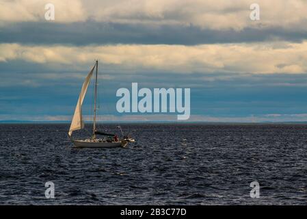 Fiume Saguenay, Canada - 18 agosto 2019: Barca a vela sulla Valle del fiume Sagueney al tramonto Foto Stock