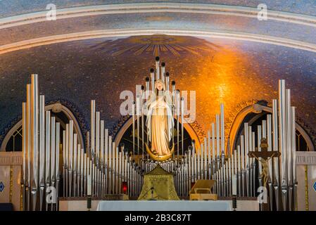 Sainte-anne-de-beaupré, Canada - 20 agosto 2019: La statua della Vergine Maria e il grande organo a tubo presso la basilica di Sainte-Anne-Beaupré in Quebec Foto Stock