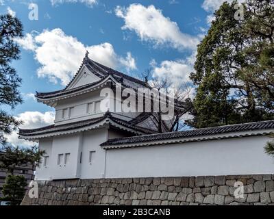 Casa bianca di guardia e fossato che circonda il Castello Nijo a Kyoto, Giappone. Foto Stock