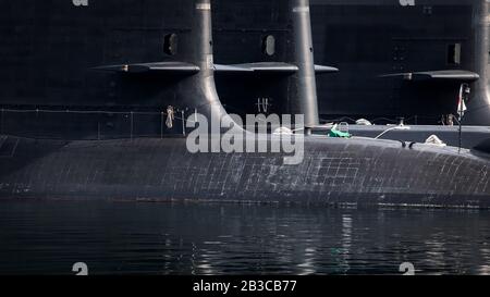 Tre sottomarini della Japan Maritime Self-Defense Force (JMSDF) ormeggiati nel porto di Yokosuka, Giappone. Foto Stock