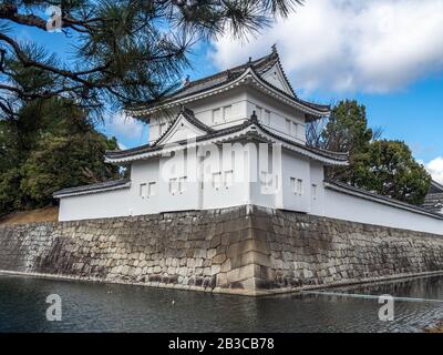 Casa bianca di guardia e fossato che circonda il Castello Nijo a Kyoto, Giappone. Foto Stock