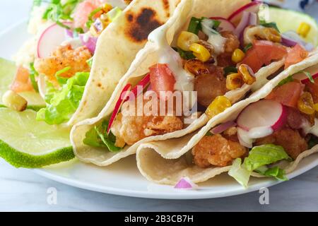 Crispy fritto boom gamberi tacos con riso Foto Stock